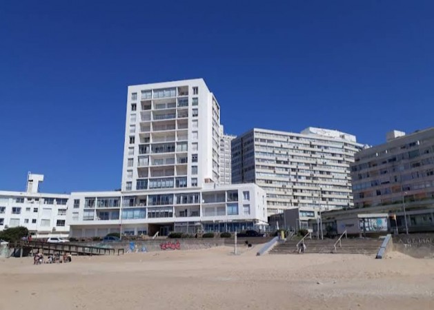 Playa Brava , apartamento de dos dormitorios a metros del mar