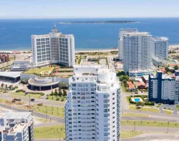 CASINO TOWER.  2 dormitorios en suite, piso alto con vista al mar