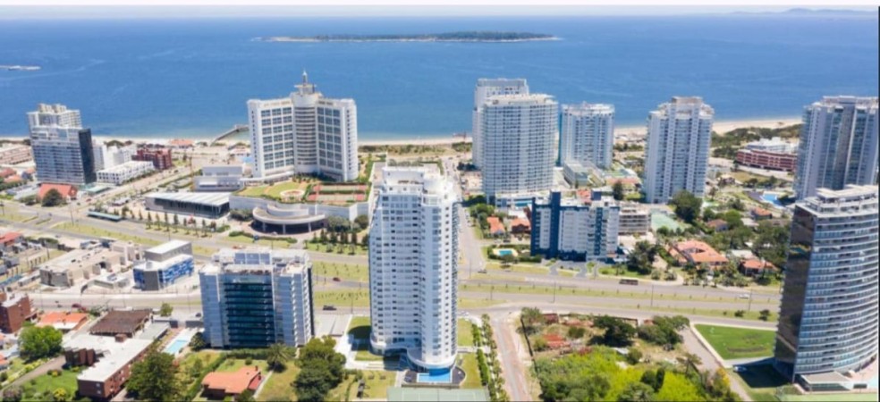 CASINO TOWER.  2 dormitorios en suite, piso alto con vista al mar
