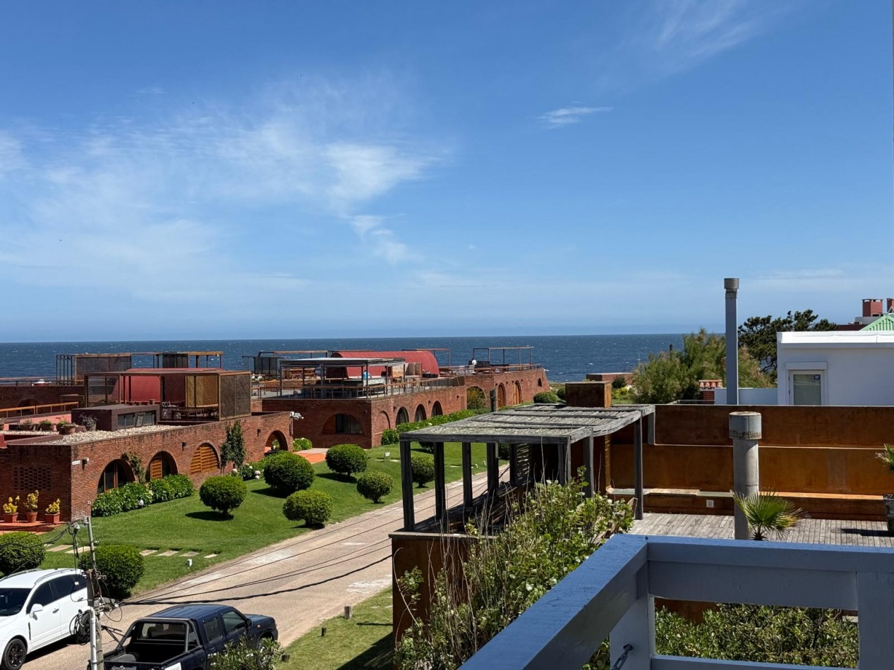 MANANTIALES.  Penthouse 3 dormitorios con amplia terraza vista al mar