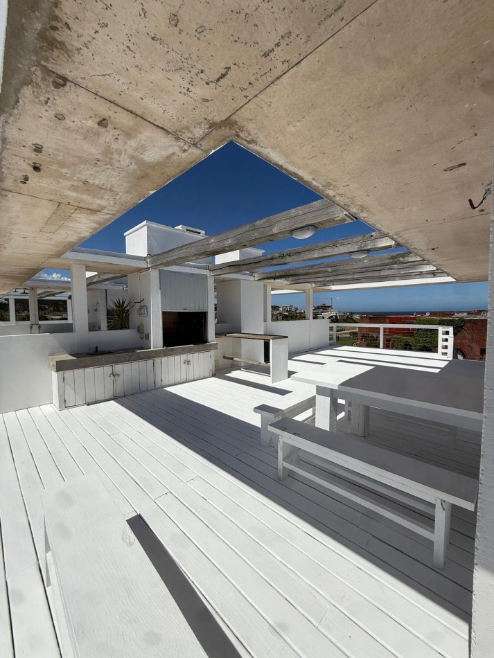 MANANTIALES.  Penthouse 3 dormitorios con amplia terraza vista al mar