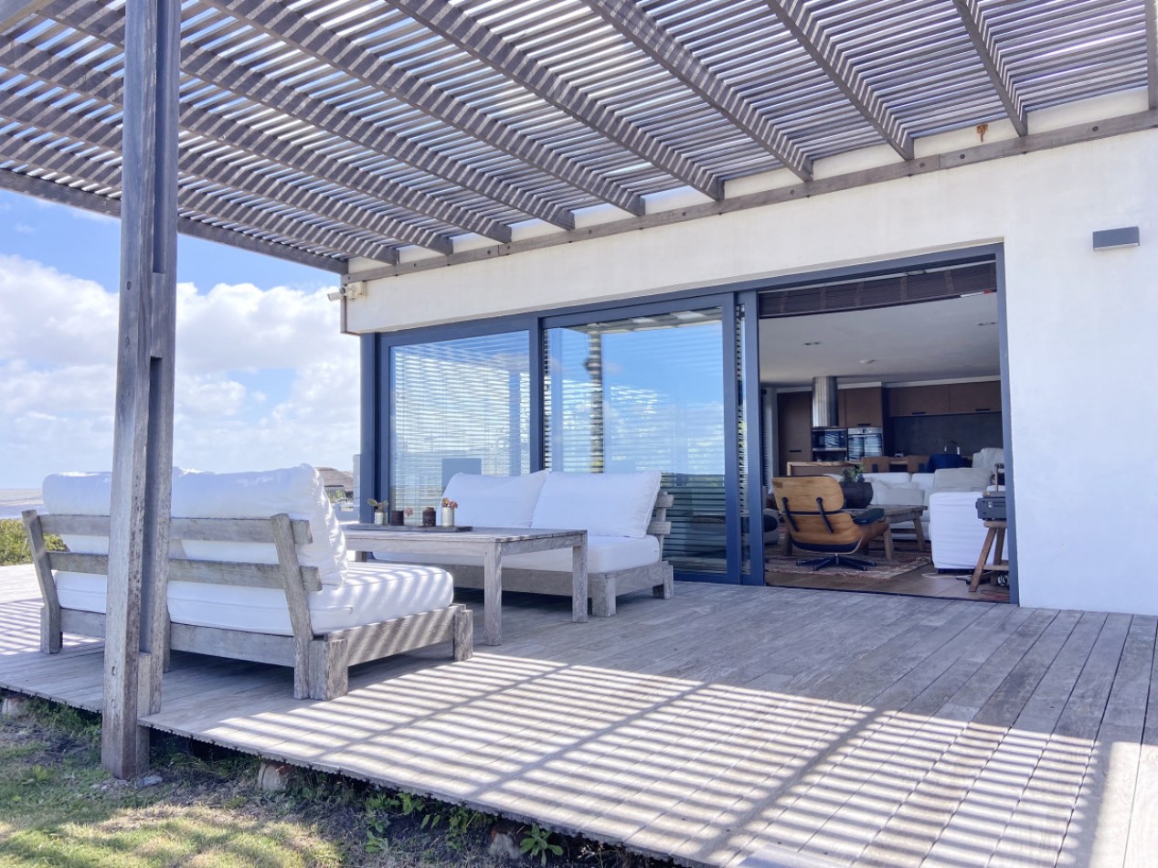 MANANTIALES. 4 suites y piscina