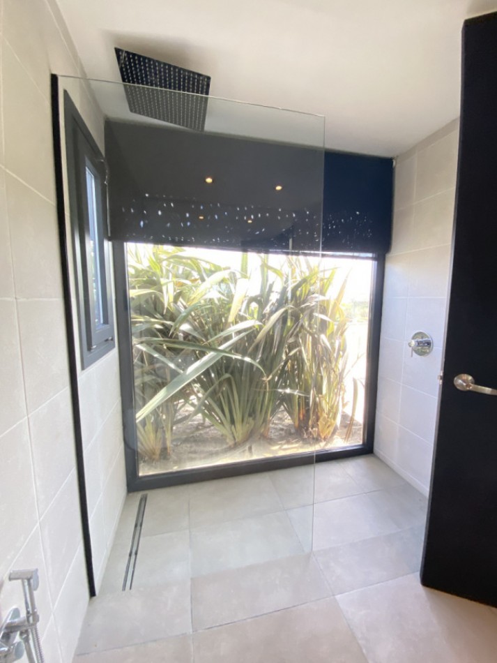 MANANTIALES. 4 suites y piscina