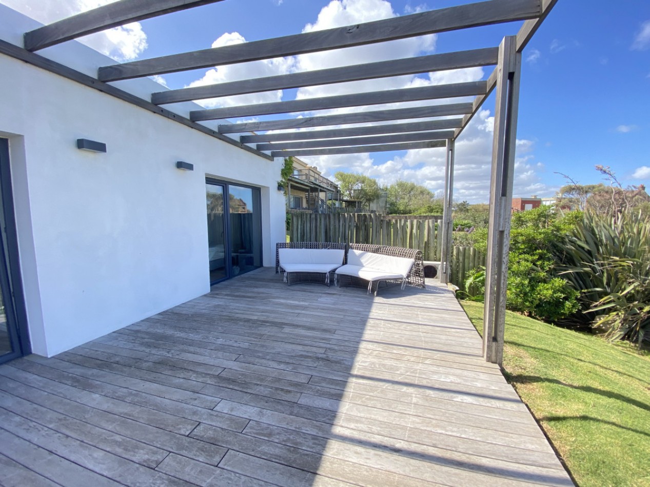 MANANTIALES. 4 suites y piscina