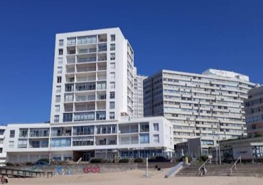 Playa Brava , apartamento de dos dormitorios a metros del mar
