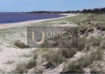Campo 2500 metros de costa al Rio de la Plata. A 40 kms de Montevideo