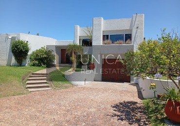 Solanas. Casa 4 dormitorios en primera fila sobre la playa mas departamento independiente